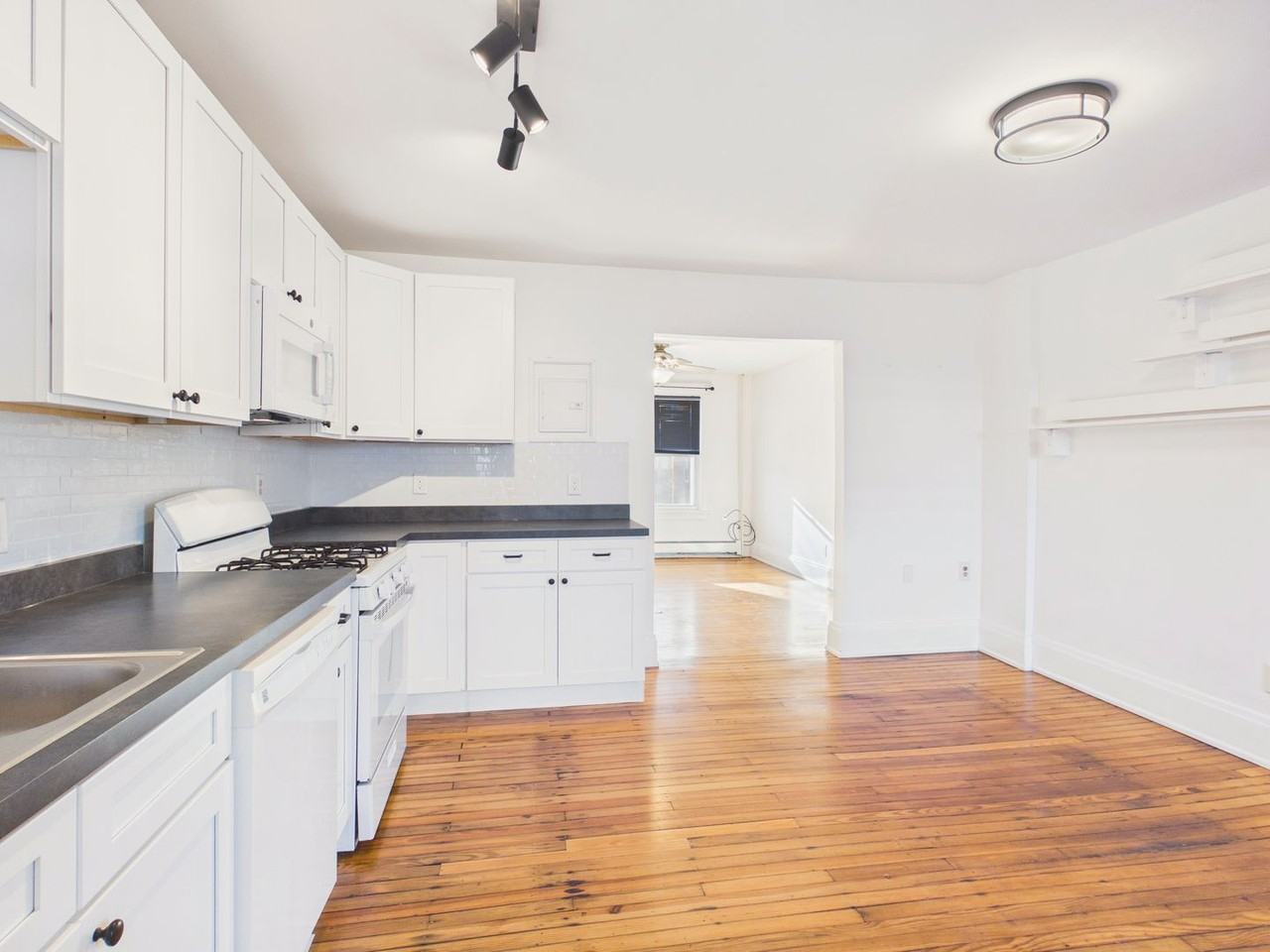 2447 Penn St - Photo 7 of 26