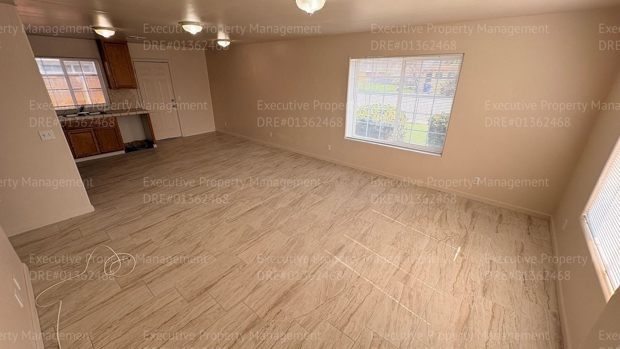 803 R St #A - Photo 4 of 26