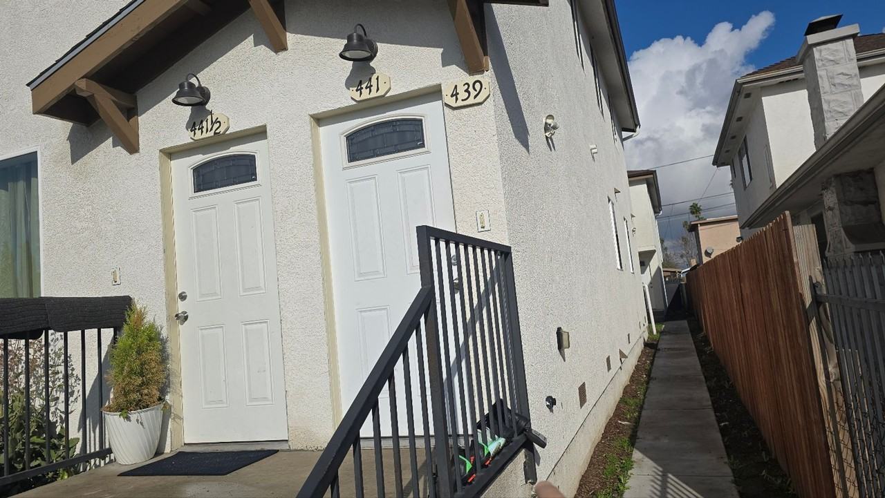 441 1/2 W 71st St - Photo 4 of 28