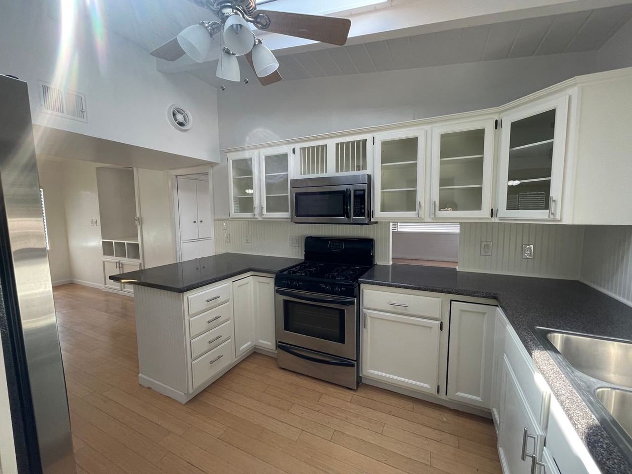 1520 Bryn Mawr Ave - Photo 3 of 11