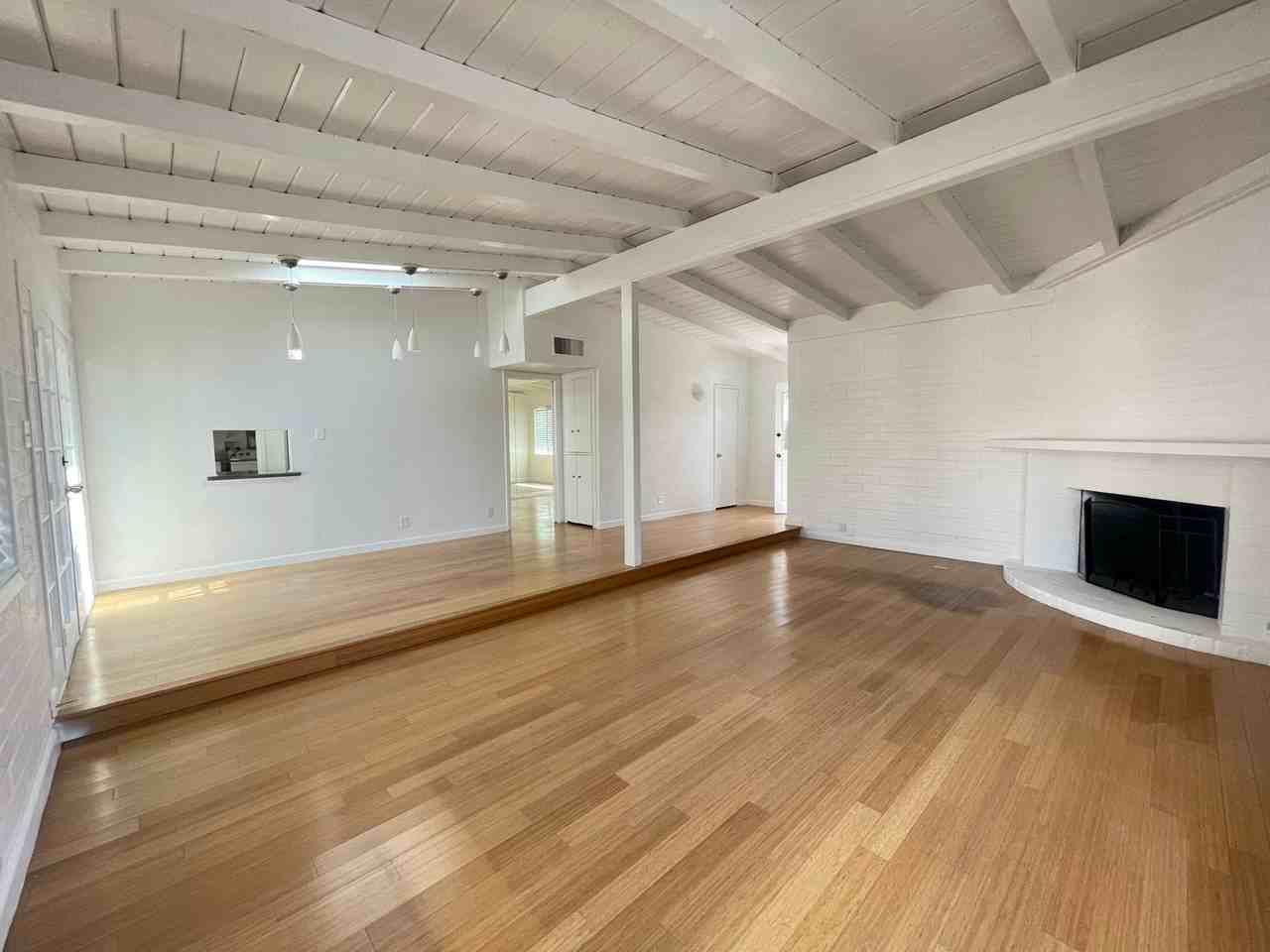 1520 Bryn Mawr Ave - Photo 5 of 11