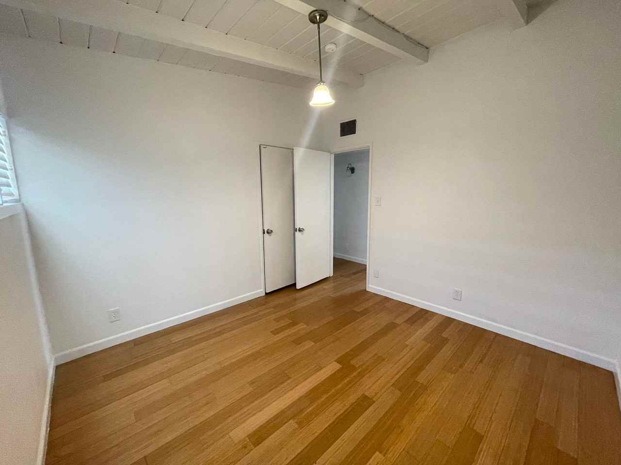 1520 Bryn Mawr Ave - Photo 6 of 11