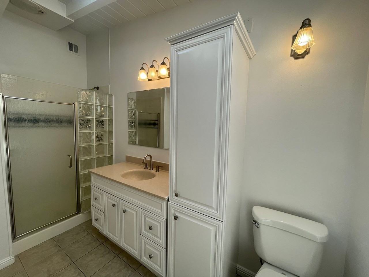 1520 Bryn Mawr Ave - Photo 7 of 11