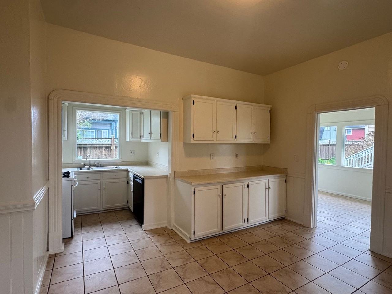 226 Long St - Photo 3 of 11