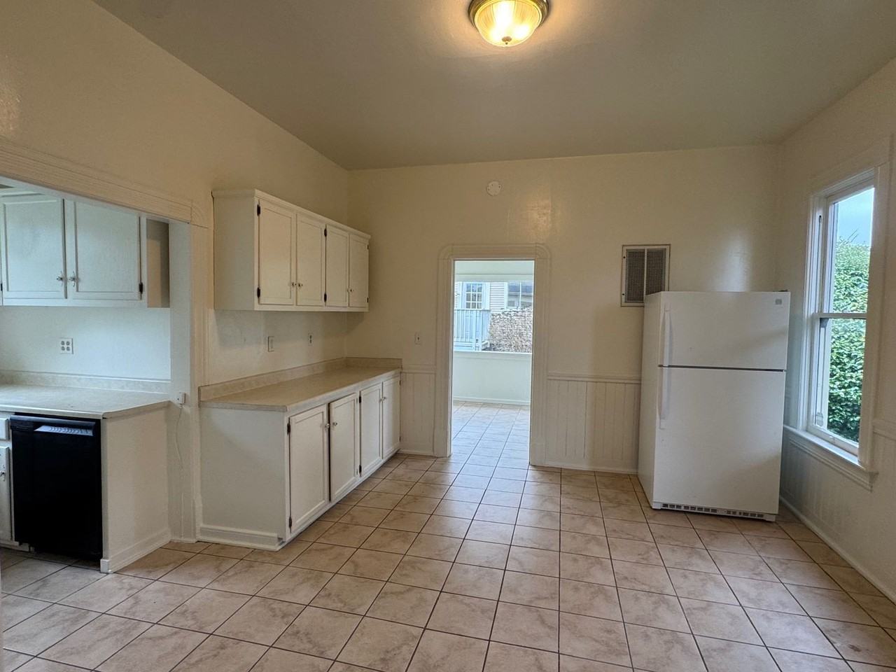 226 Long St - Photo 4 of 11