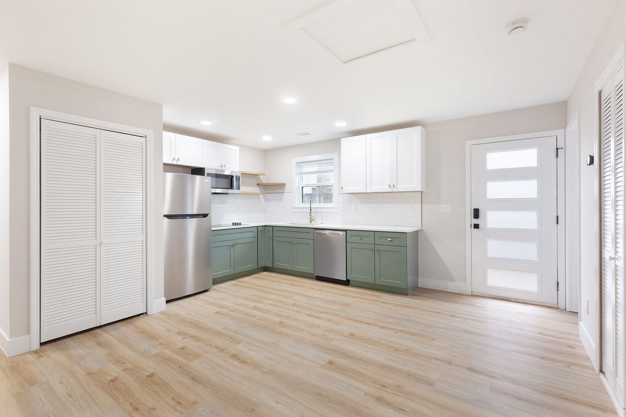 186 Hutchinson St Ne #C - Photo 2 of 23