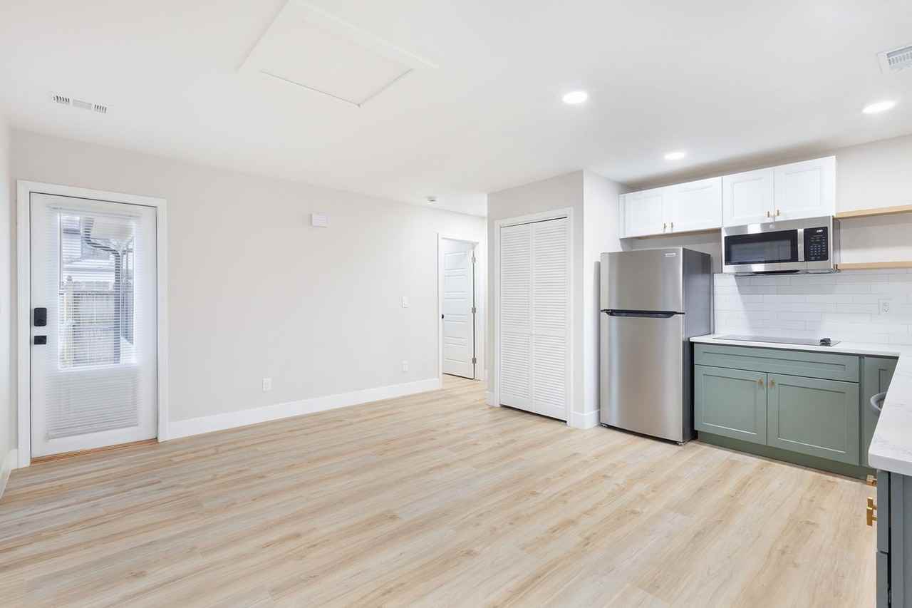 186 Hutchinson St Ne #C - Photo 7 of 23