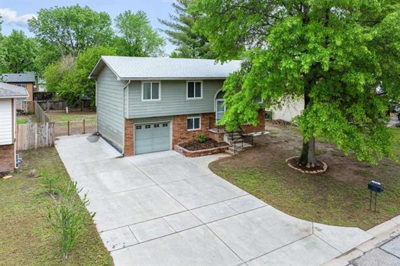 538 E Campus St - Photo 2 of 31