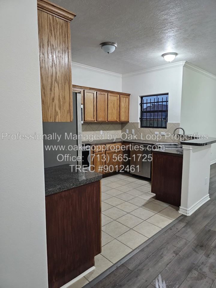 4611 Briscoe St Apt B - Photo 6 of 10