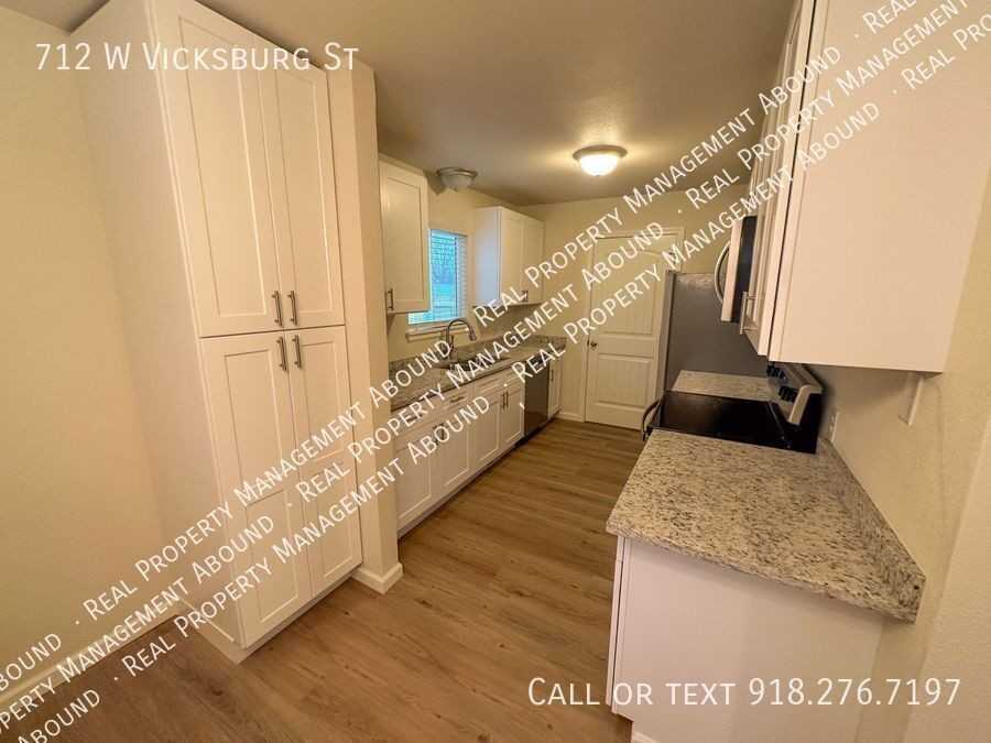 712 W Vicksburg St - Photo 6 of 22