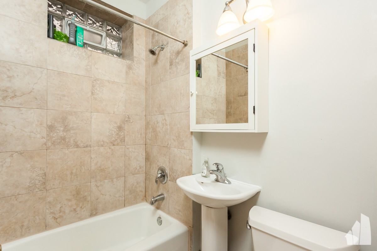 1014 W Roscoe St #2R - Photo 3 of 11