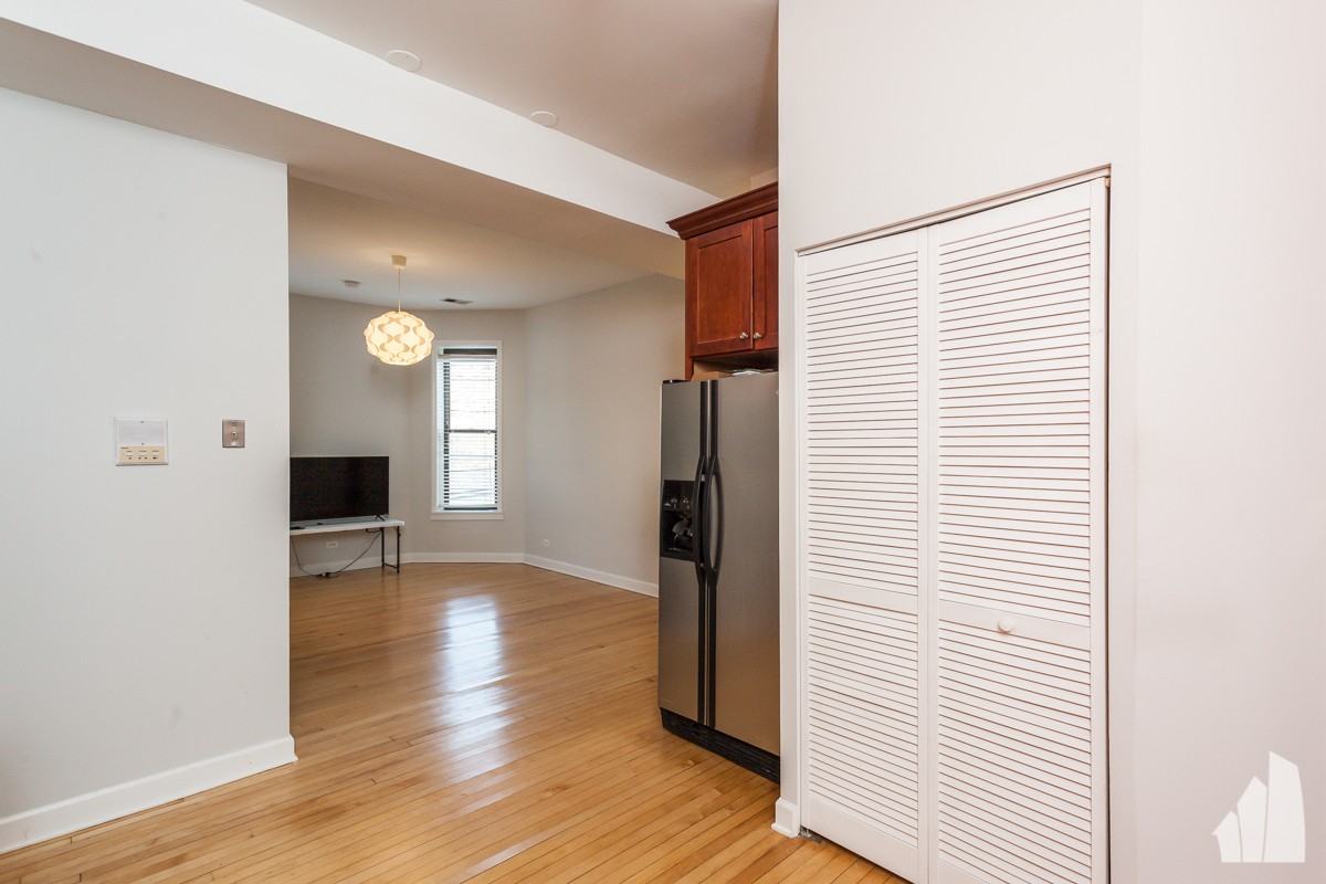 1014 W Roscoe St #2R - Photo 5 of 11