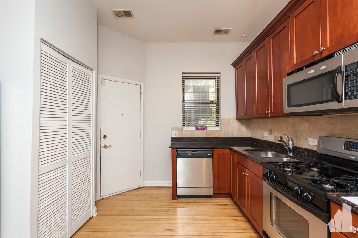 1014 W Roscoe St #2R - Photo 7 of 11