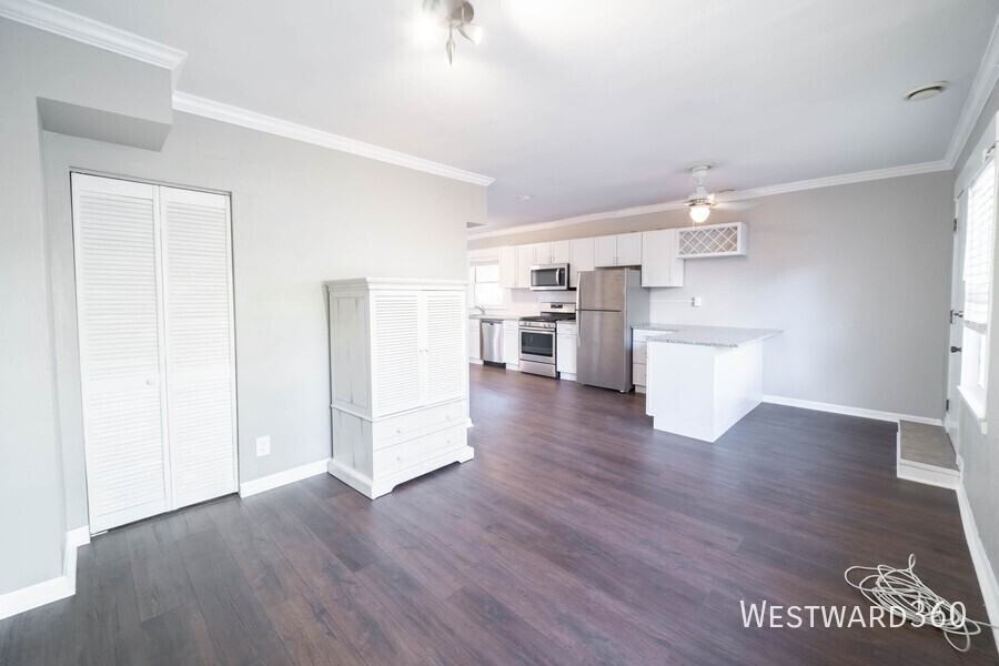 921 W Winona St #CH - Photo 2 of 9