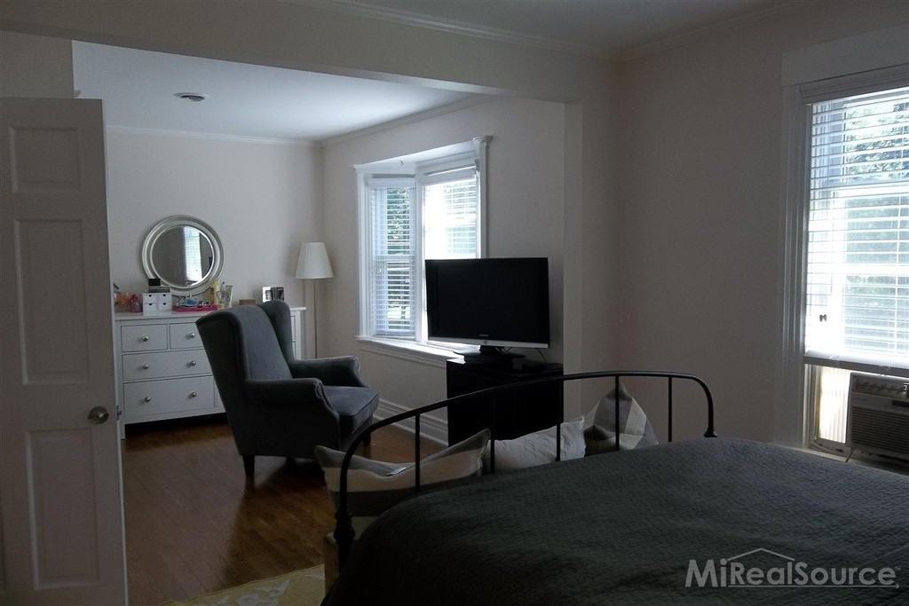 549 Saint Clair Ave #549 - Photo 5 of 12