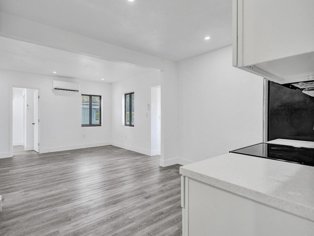 940 Sw 28th St #940-1