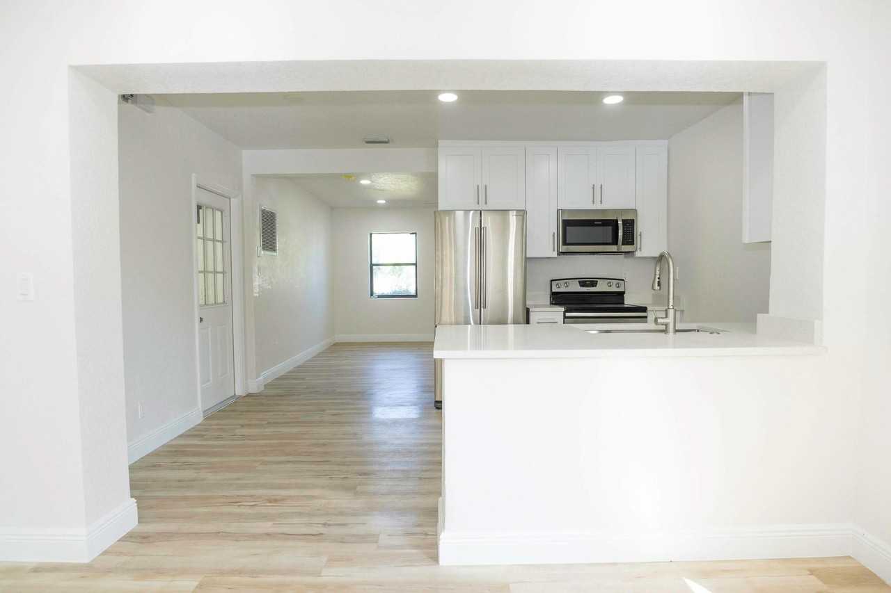 924 Nw 11th Ct #924 - Photo 2 of 15