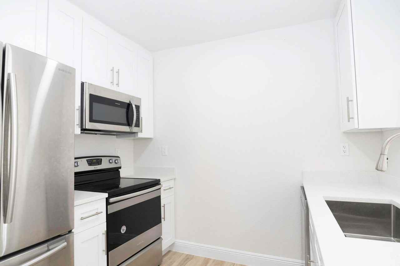 924 Nw 11th Ct #924 - Photo 5 of 15