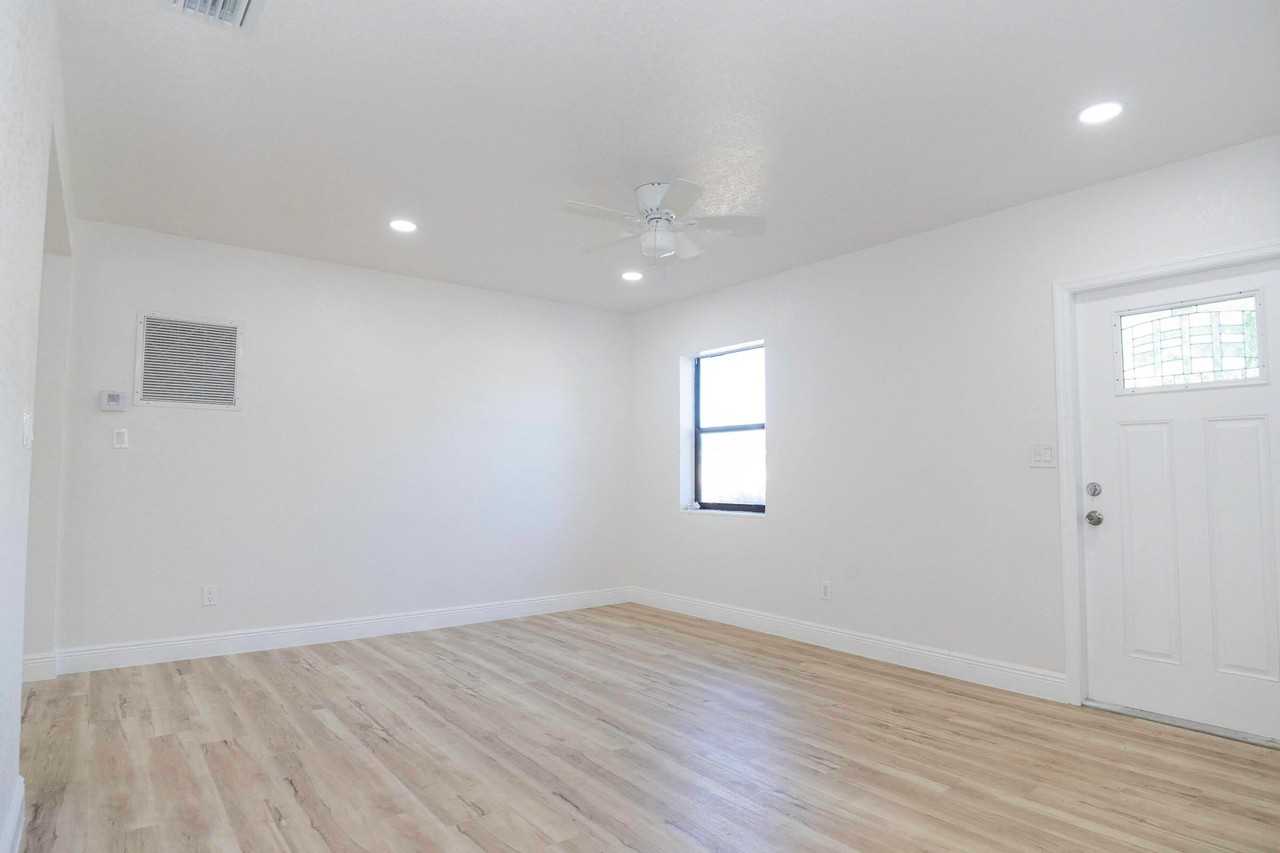 924 Nw 11th Ct #924 - Photo 6 of 15