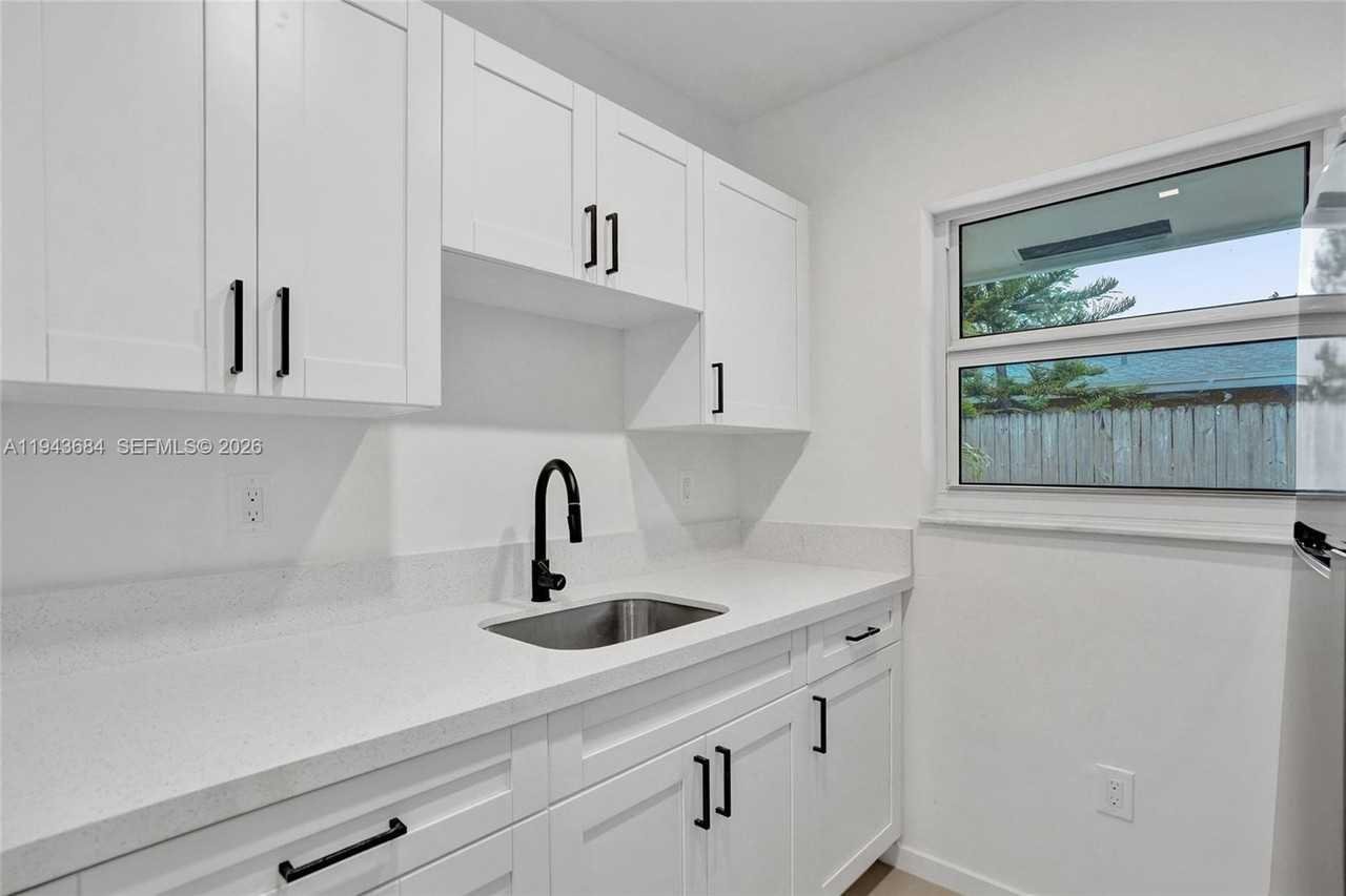 922 Nw 4th Ave #922-4 - Photo 2 of 12