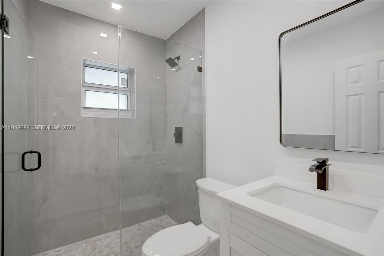 922 Nw 4th Ave #922-4 - Photo 3 of 12