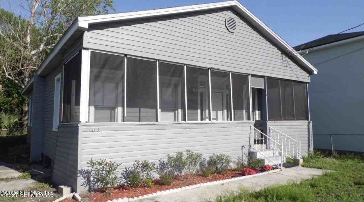 1709 W 45th St #1709 - Photo 6 of 11