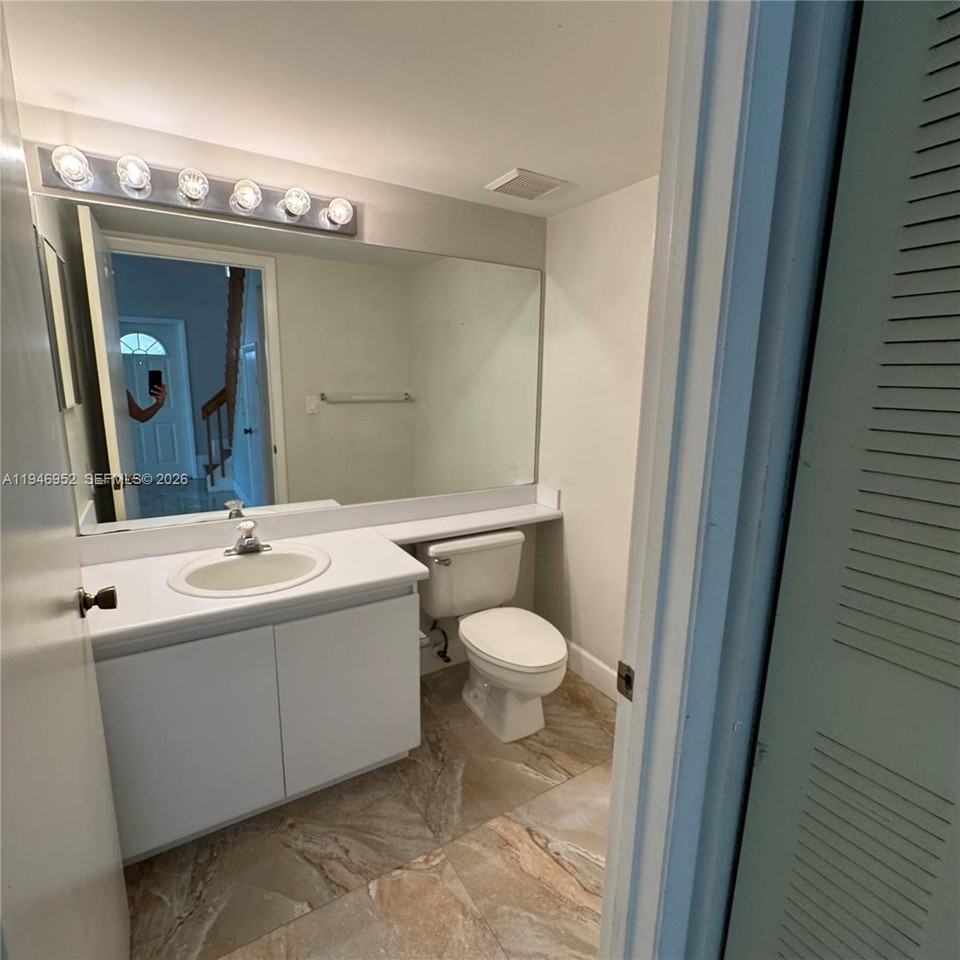 Bonaventure Blvd #549-32 - Photo 7 of 15