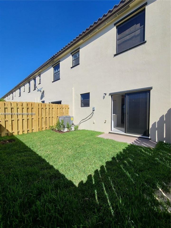 12724 Sw 230th St #12724 - Photo 4 of 21