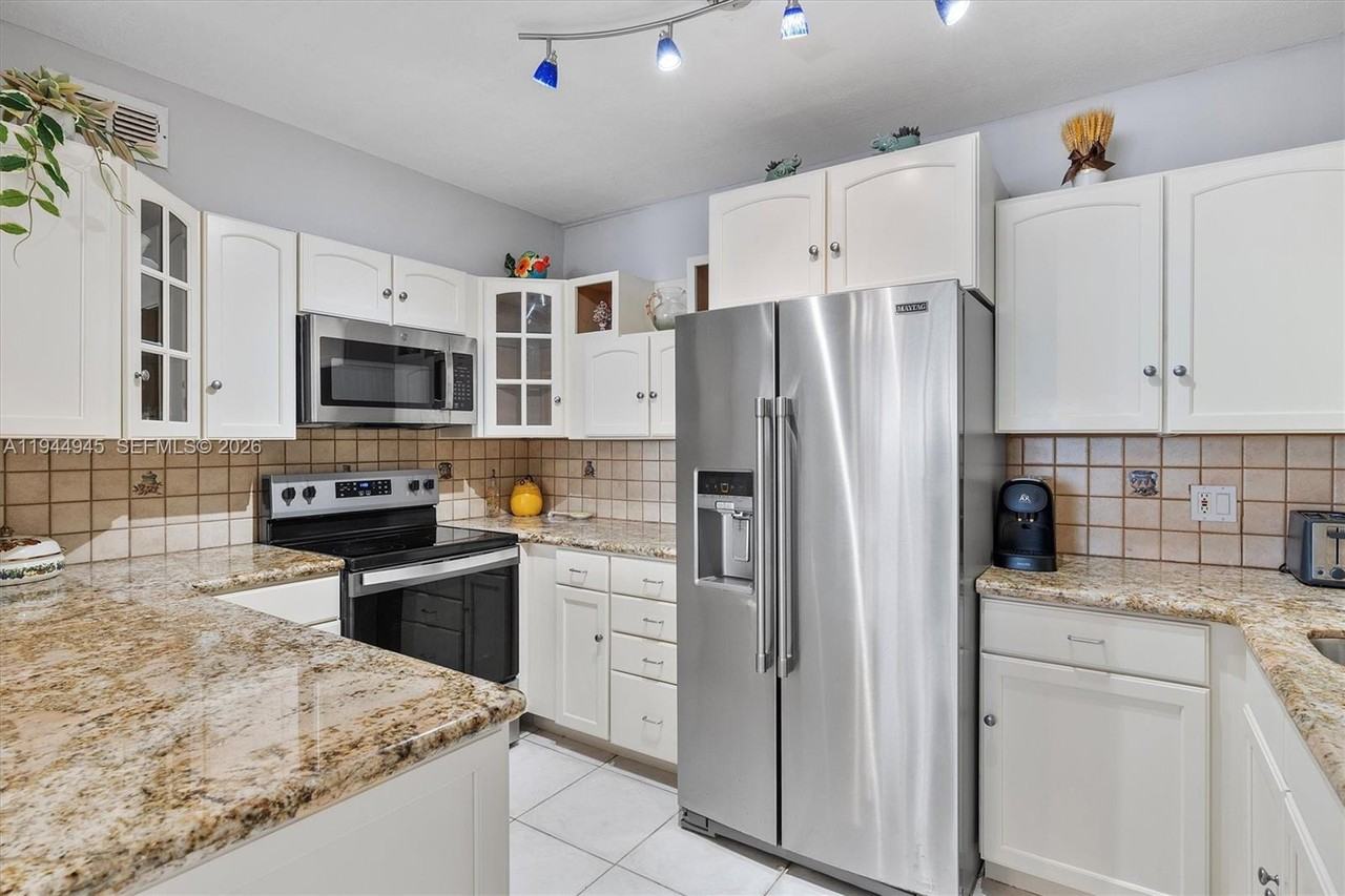 5005 Collins Ave #5005-708 - Photo 2 of 33