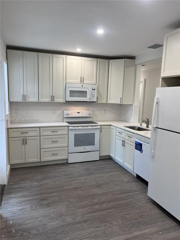 1432 N Andrews Ave #1432-1 - Photo 3 of 31