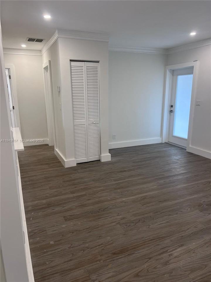 1432 N Andrews Ave #1432-1 - Photo 4 of 31