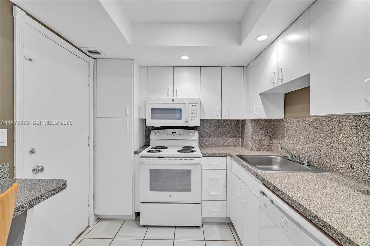 5005 Collins Ave #5005-616 - Photo 3 of 30