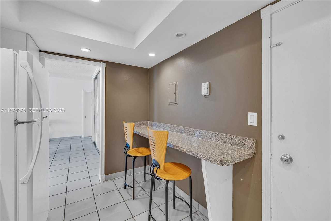 5005 Collins Ave #5005-616 - Photo 4 of 30