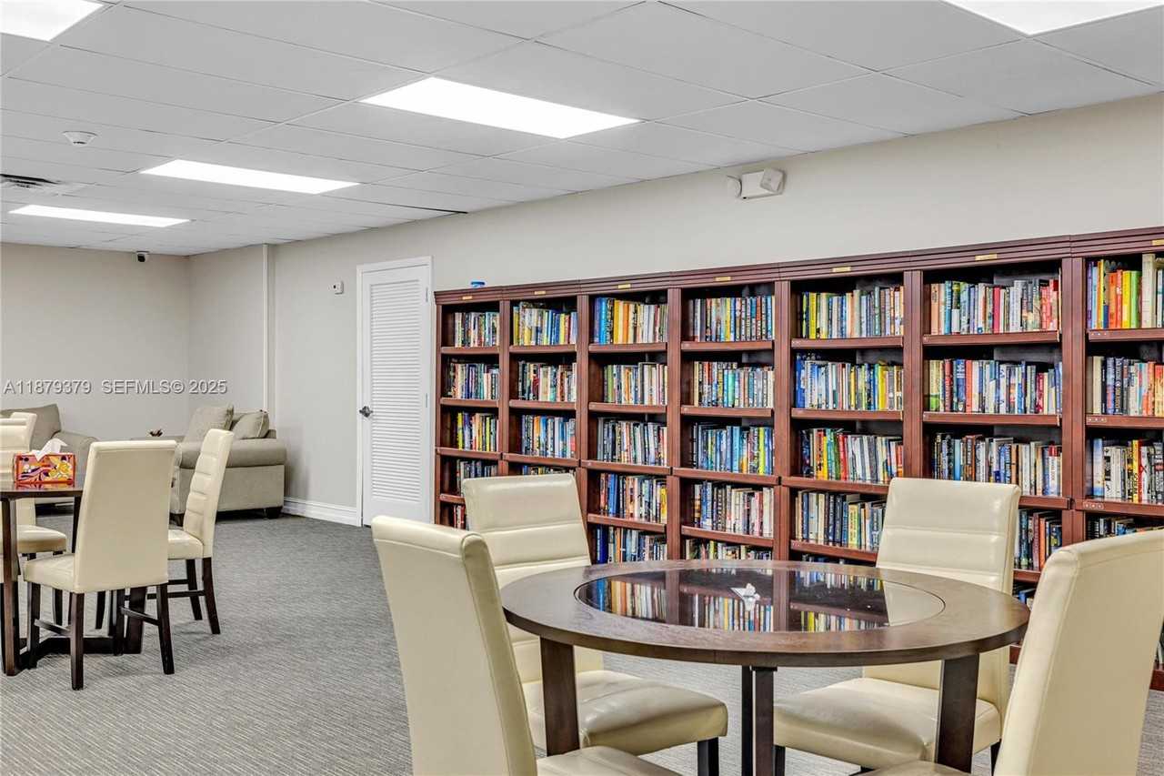 5005 Collins Ave #5005-616 - Photo 6 of 30