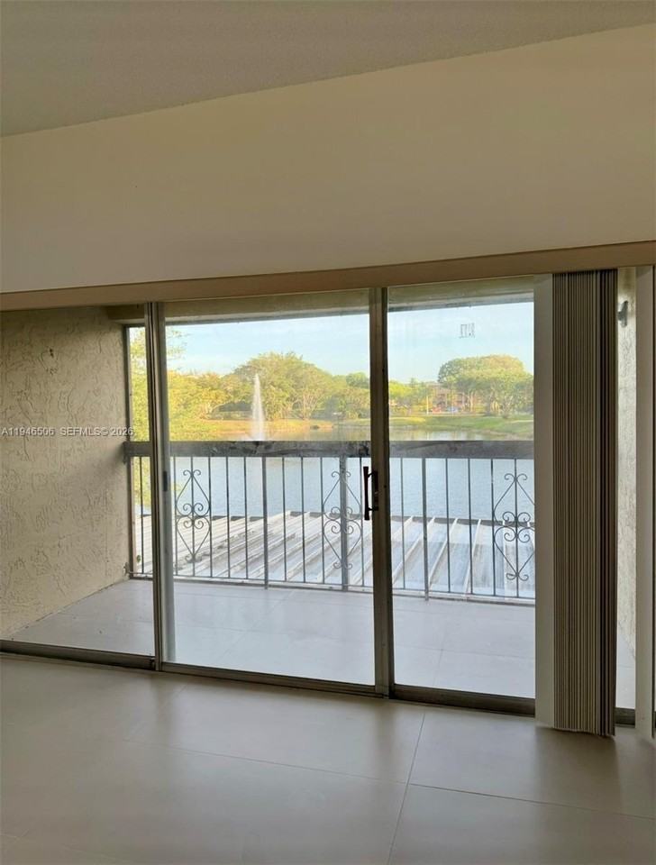 14293 Kendale Lakes Cir - Photo 7 of 25