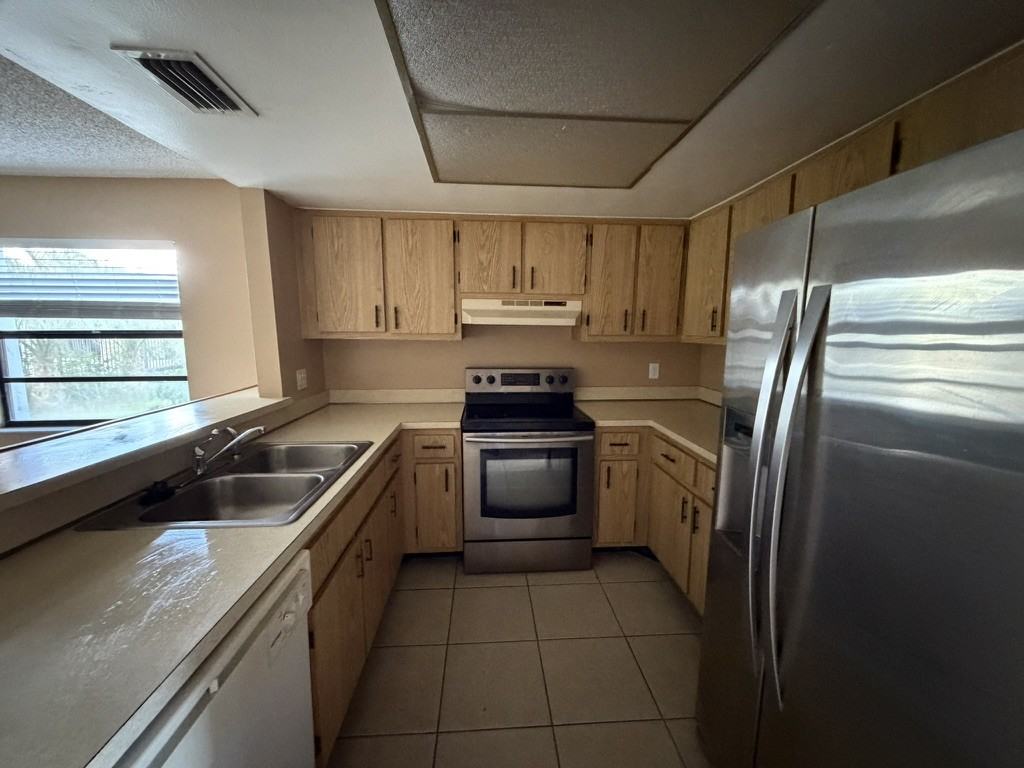 1040 June Dr #1 - Photo 5 of 40