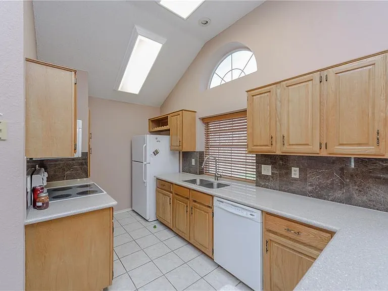 911 Plantation Dr - Photo 4 of 12