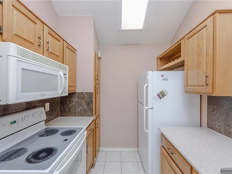 911 Plantation Dr - Photo 5 of 12