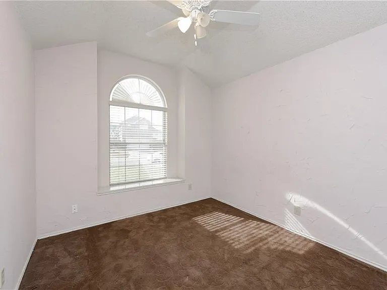 911 Plantation Dr - Photo 7 of 12