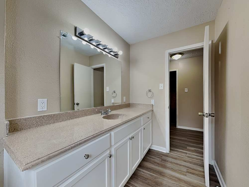 4703 Lost Oak Dr - Photo 5 of 7