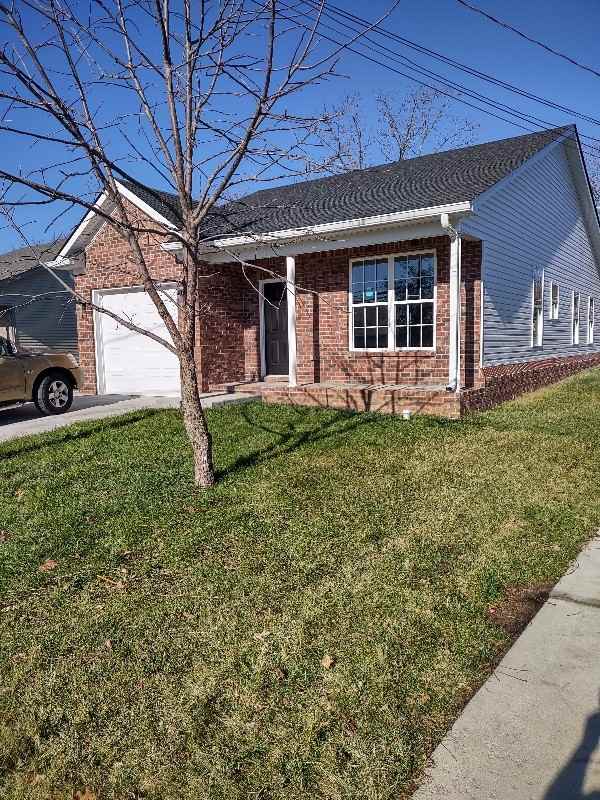 227 E Oak St - Photo 2 of 16