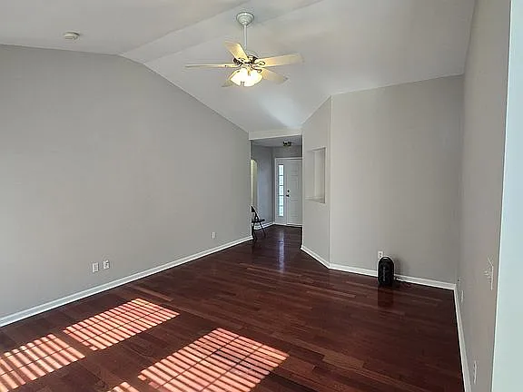 510 Cypress Cv - Photo 3 of 13
