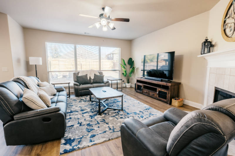 728 Chatsworth Dr - Photo 3 of 20