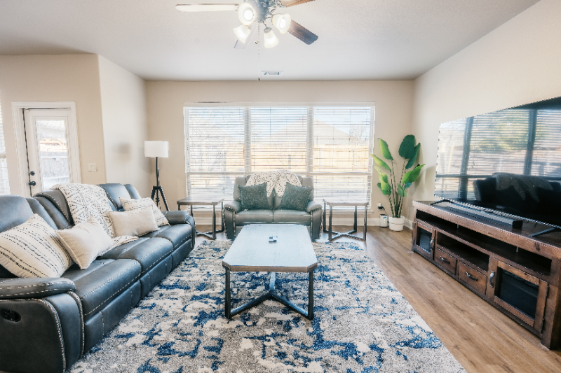 728 Chatsworth Dr - Photo 4 of 20