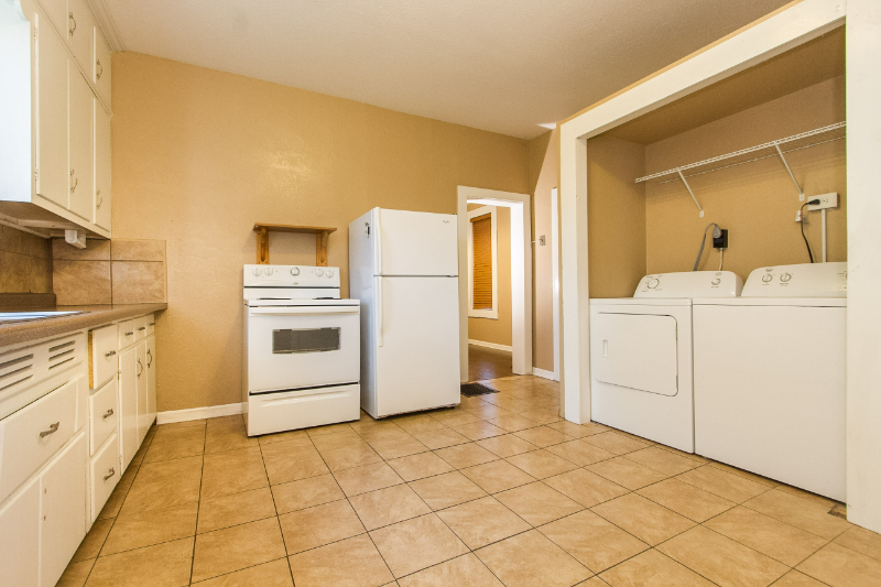 571 Angella St - Photo 6 of 20