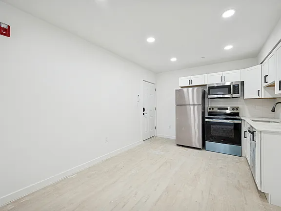 52 N 52nd St #10 - Photo 3 of 20