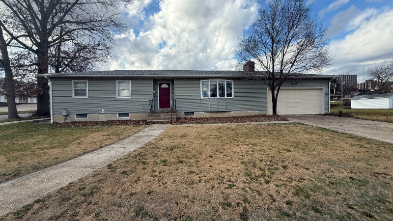 1601 N Oak St - Photo 2 of 20