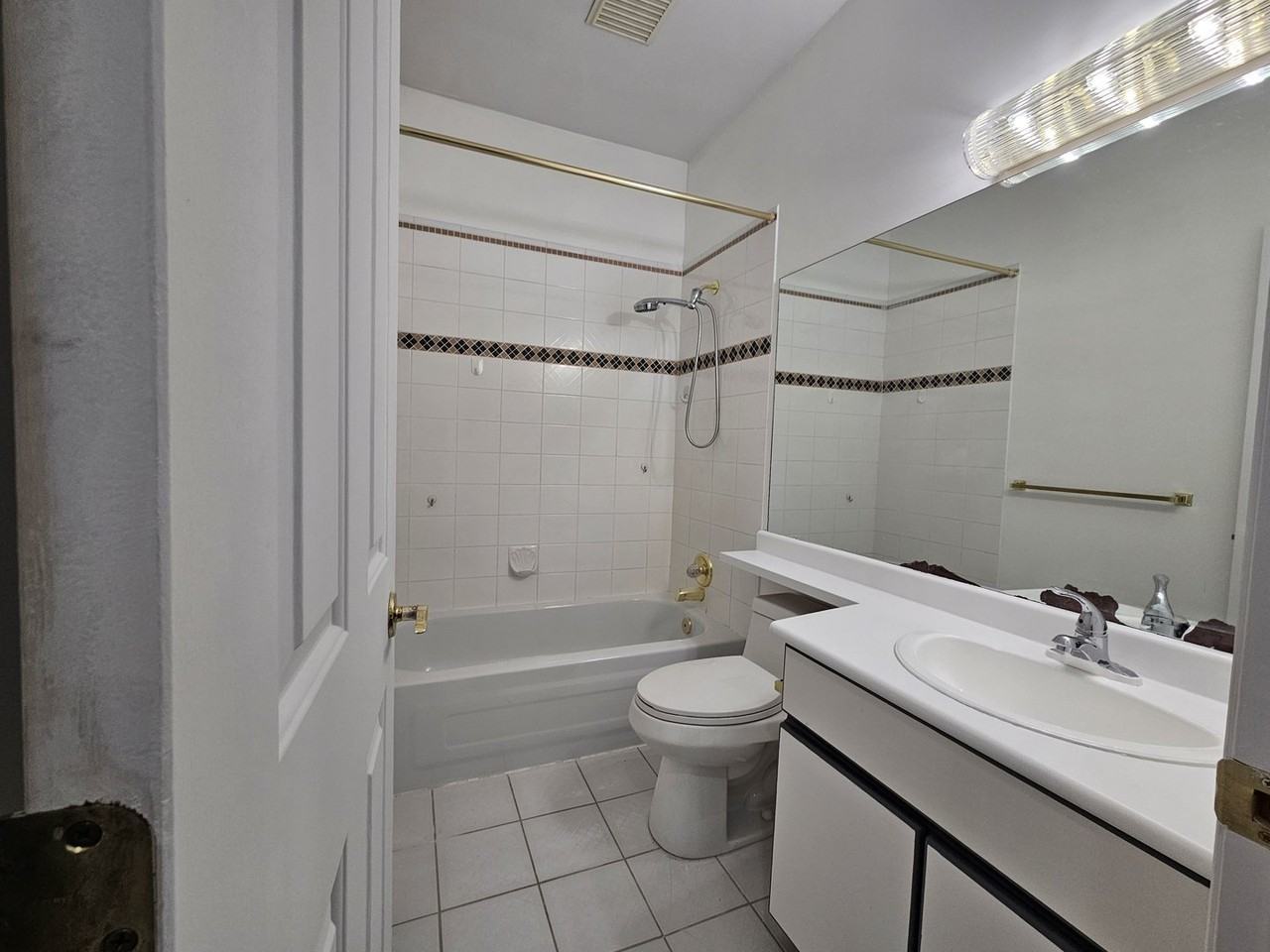 4951 Sanders St - Photo 4 of 8