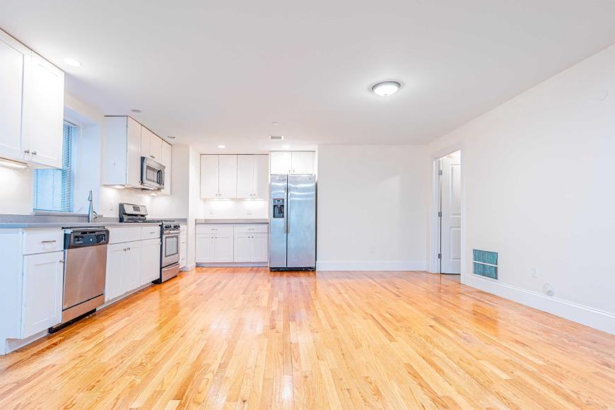 346 Gallivan Blvd - Photo 2 of 10