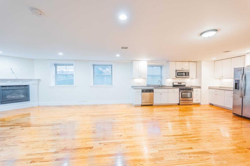 346 Gallivan Blvd - Photo 3 of 10